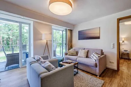 Wohnzimmer: Schlafcouch für 2 Pers., Smart-TV 55 Zoll, Essbereich, Zugang zum Balkon FeWo Moin in PRORA - 9.12