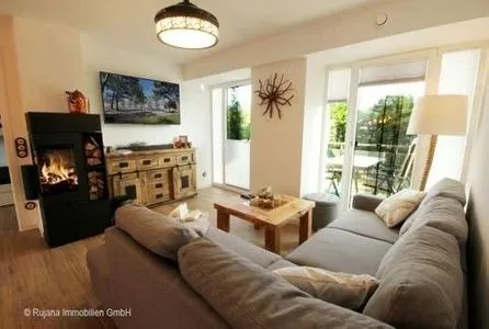 Wohn- und Essbereich verfügt über eine bequeme Schlafcouch (120x180), einen weiteren Smart-TV FeWo Njoerd in PRORA - 5.35