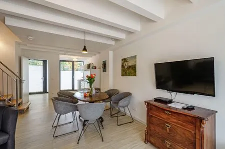 Wohnzimmer: Sofa, TV, Zugang zur Terrasse FeWo Ostsee Bernstein in PRORA - 5.01