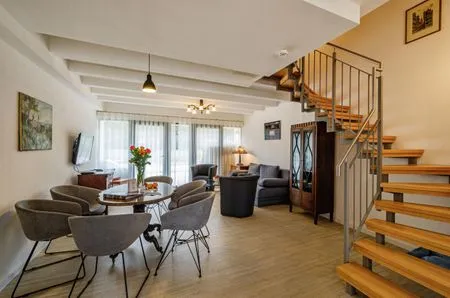 Wohnzimmer: Sofa, TV, Zugang zur Terrasse FeWo Ostsee Bernstein in PRORA - 5.01