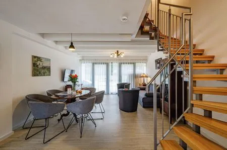 Wohnzimmer: Sofa, TV, Zugang zur Terrasse FeWo Ostsee Bernstein in PRORA - 5.01