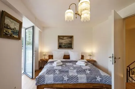 Schlafzimmer 1: 1 Doppelbett (180x200), TV, Zugang zum Balkon FeWo Ostsee Bernstein in PRORA - 5.01