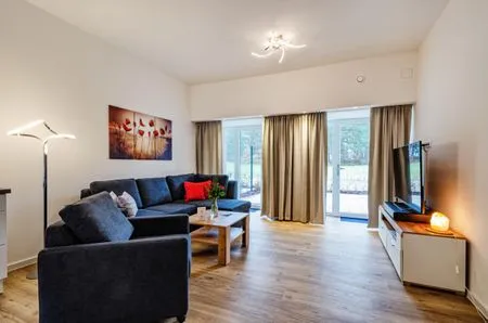 Wohnzimmer: Schlafsofa, TV (Netflix mit eigenen Zugangsdaten möglich),Zugang zur Terrasse FeWo Ostseebrise in PRORA - 5.03