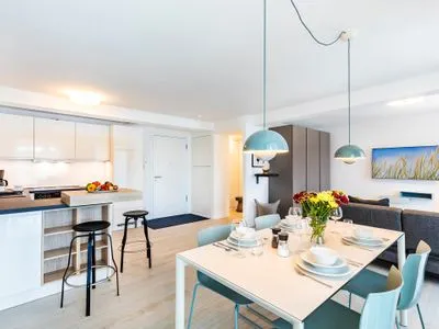 Wohnzimmer: Schlafsofa, TV, Zugang zum Balkon FeWo Ostseeliebe in PRORA - 2.43