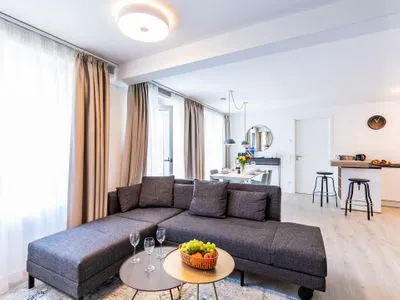 Wohnzimmer: Schlafsofa, TV, Zugang zum Balkon FeWo Ostseeliebe in PRORA - 2.43