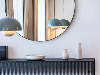 Wohnzimmer: Schlafsofa, TV, Zugang zum Balkon FeWo Ostseeliebe in PRORA - 2.43