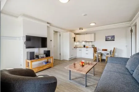 Wohnzimmer: Schlafsofa, TV, Zugang zum Balkon FeWo Ostwind in PRORA - 5.43