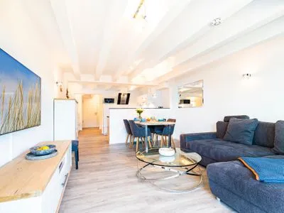 Wohn-/Essbereich: Schlafsofa, TV, Insektenschutz, Zugang zum Balkon mit Tisch und 4 Stühlen FeWo Pontos in PRORA - 4.35