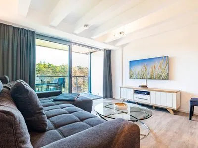 Wohn-/Essbereich: Schlafsofa, TV, Insektenschutz, Zugang zum Balkon mit Tisch und 4 Stühlen FeWo Pontos in PRORA - 4.35