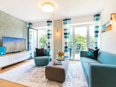 Wohn-/Essbereich: Sitzgruppe mit Couch und Sessel, Smart-TV, Zugang zum Balkon, Esstisch mit 5 Stühlen FeWo PRORA week in PRORA - 2.22