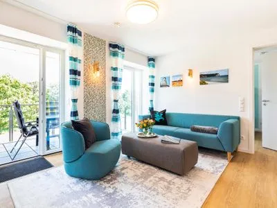 Wohn-/Essbereich: Sitzgruppe mit Couch und Sessel, Smart-TV, Zugang zum Balkon, Esstisch mit 5 Stühlen FeWo PRORA week in PRORA - 2.22