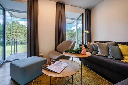 Wohn/Essbereich: Sofa, Sitz- und Essbereich, TV, Zugang zum Balkon FeWo Oceanview in PRORA - 5.13