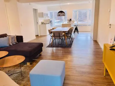 Wohn/Essbereich: Sofa, Sitz- und Essbereich, TV, Zugang zum Balkon FeWo Oceanview in PRORA - 5.13