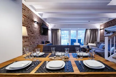 Wohnzimmer: Schlafsofa, TV, Essbereich, Zugang zur Terrasse FeWo Sandburg in PRORA - 9.01