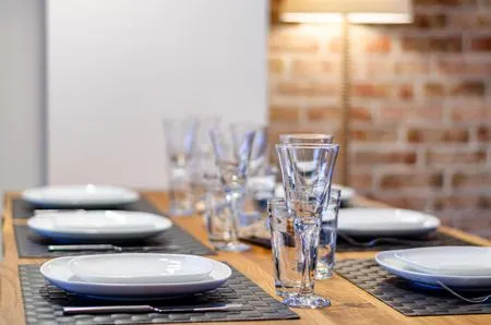 Wohnzimmer: Schlafsofa, TV, Essbereich, Zugang zur Terrasse FeWo Sandburg in PRORA - 9.01