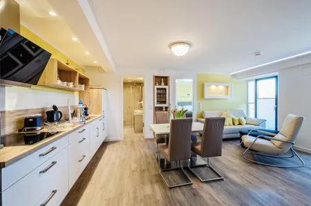 Wohnzimmer: Schlafsofa, TV, Essbereich, Zugang zum Balkon FeWo Sanddüne in PRORA - 6.42