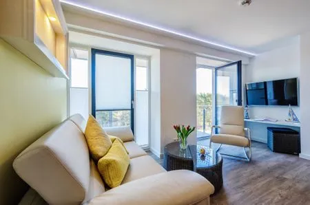 Wohnzimmer: Schlafsofa, TV, Essbereich, Zugang zum Balkon FeWo Sanddüne in PRORA - 6.42