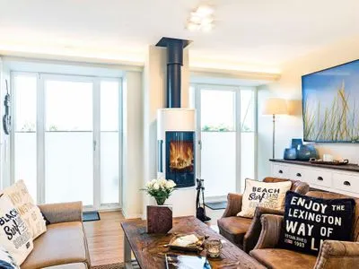 Wohnbereich/Essbereich: Sofa, TV, Treppenaufgang zur Dachterrasse, Zugang zum Balkon FeWo Sealion Dachterrasse in PRORA - 5.51