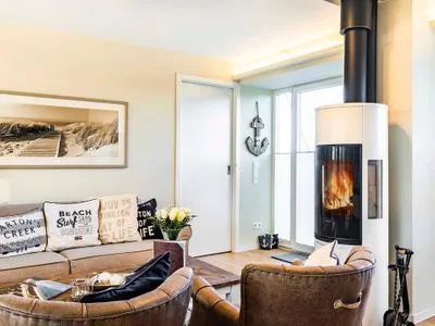 Wohnbereich/Essbereich: Sofa, TV, Treppenaufgang zur Dachterrasse, Zugang zum Balkon FeWo Sealion Dachterrasse in PRORA - 5.51