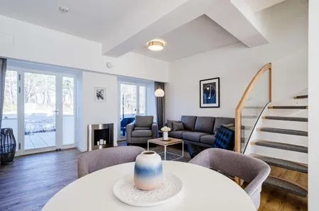 Wohnzimmer: Sitzecke, TV, Essbereich, Zugang zur Terrasse FeWo Seaside in PRORA Maisonette mit Terrasse, Waschmaschine & E-Ladesäule - 9.06