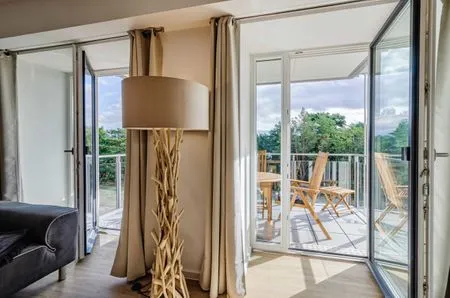 Wohnzimmer: Sofa, TV, Zugang zum Balkon FeWo Se(e)hnsucht in PRORA - 9.32