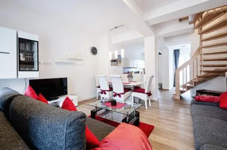 Wohn- /Essbereich: Couch, Schlafsofa, TV , Essbereich, Zugang zur Terrasse FeWo Seepferdchen in PRORA - 9.07