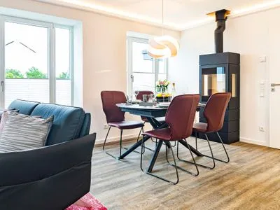 Wohnbereich/Essbereich: Sofa, TV, Beschattungs-Plissess, Treppenaufgang zur Dachterrasse, Zugang zum Balkon FeWo Sky Lodge Dachterrasse in PRORA - 8.51b