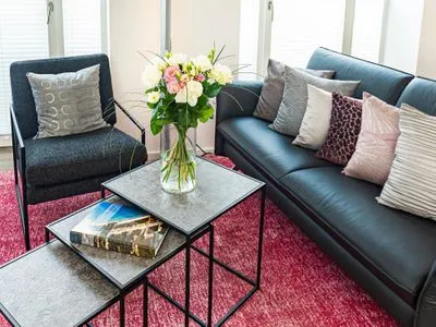 Wohnbereich/Essbereich: Sofa, TV, Beschattungs-Plissess, Treppenaufgang zur Dachterrasse, Zugang zum Balkon FeWo Sky Lodge Dachterrasse in PRORA - 8.51b