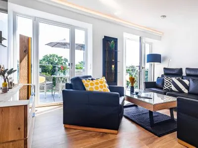 Wohnbereich/Essbereich: Schlafsofa (140x200), TV, Zugang zum Balkon FeWo Sky Suite Proradies Dachterrasse in PRORA - 8.51a