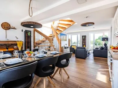 Wohnbereich/Essbereich: Schlafsofa (140x200), TV, Zugang zum Balkon FeWo Sky Suite Proradies Dachterrasse in PRORA - 8.51a