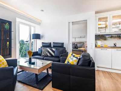 Wohnbereich/Essbereich: Schlafsofa (140x200), TV, Zugang zum Balkon FeWo Sky Suite Proradies Dachterrasse in PRORA - 8.51a