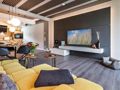 Wohn/Essbereich: Sofa, Sitzbereich, Essbereich, TV, Zugang zur Terrasse FeWo strandoffice in PRORA - 8.06