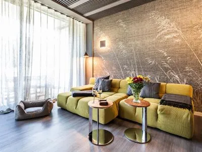 Wohn/Essbereich: Sofa, Sitzbereich, Essbereich, TV, Zugang zur Terrasse FeWo strandoffice in PRORA - 8.06