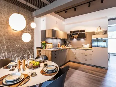 Wohn/Essbereich: Sofa, Sitzbereich, Essbereich, TV, Zugang zur Terrasse FeWo strandoffice in PRORA - 8.06