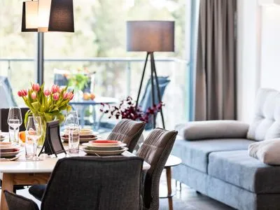 Wohn-/Essbereich: Sofa, Sitzgruppe, Essbereich, TV, Zugang zum Balkon FeWo Sternenblick Dachterrasse in PRORA - 4.54