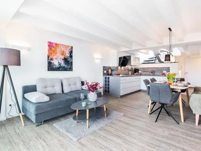 Wohn-/Essbereich: Sofa, Sitzgruppe, Essbereich, TV, Zugang zum Balkon FeWo Sternenblick Dachterrasse in PRORA - 4.54