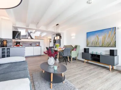 Wohn-/Essbereich: Sofa, Sitzgruppe, Essbereich, TV, Zugang zum Balkon FeWo Sternenblick Dachterrasse in PRORA - 4.54