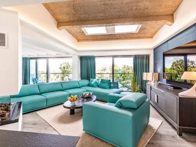 Wohnzimmer: Wohnlandschaft, Gas-Kamin, Smart TV, Essbereich, Ausgang zum Balkon, Insektenschutzgitter FeWo Stella Maris Dachterrasse in PRORA - 8.53