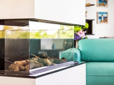 Wohnzimmer: Wohnlandschaft, Gas-Kamin, Smart TV, Essbereich, Ausgang zum Balkon, Insektenschutzgitter FeWo Stella Maris Dachterrasse in PRORA - 8.53