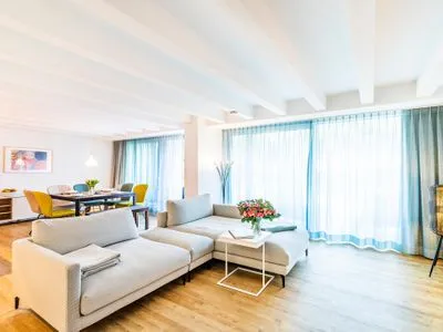 Wohn/Essbereich: Sofa, Sitzbereich, Essbereich, TV Flachbild, Zugang zum Balkon, Loungemöbel auf dem Balkon FeWo Sunny in PRORA - 4.06