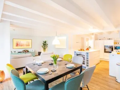 Wohn/Essbereich: Sofa, Sitzbereich, Essbereich, TV Flachbild, Zugang zum Balkon, Loungemöbel auf dem Balkon FeWo Sunny in PRORA - 4.06