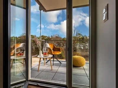 Balkon mit Tisch und Sitzmöglichkeit, Blick Richtung Meer FeWo Baltic Sunrise in PRORA - 3.33