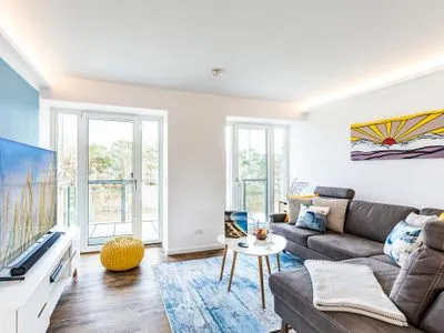 Wohnzimmer: Schlafsofa, TV, Zugang zum Balkon FeWo Baltic Sunrise in PRORA - 3.33