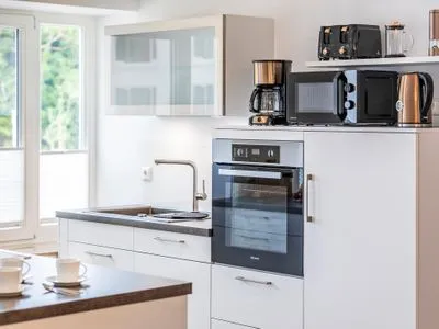 Küche: offene Küche mit Essbereich FeWo Seeadler in PRORA - 2.11