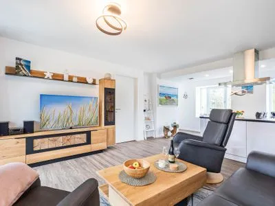 Wohnzimmer: Sofa, 2 Sessel, TV, Zugang zum Balkon FeWo Küstenliebe in PRORA - 2.21