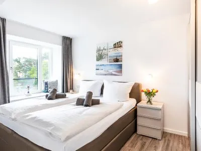 Schlafzimmer 1: Doppelbett (180x200), TV, Kleiderschrank FeWo Küstenliebe in PRORA - 2.21