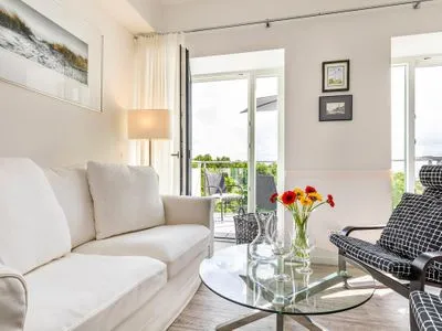 Wohnzimmer: Sofa, TV, Zugang zum Balkon FeWo Seeblick in PRORA - 2.54