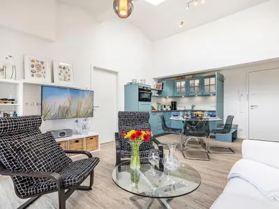 Wohnzimmer: Sofa, TV, Zugang zum Balkon FeWo Seeblick in PRORA - 2.54