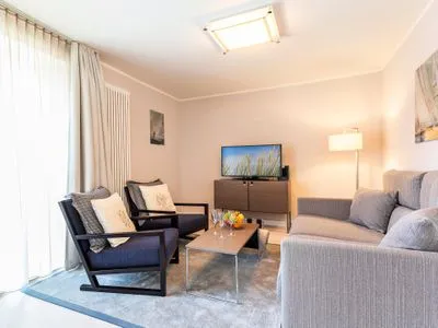 Wohn-/Essbereich: Couchtisch, 2 Sessel, Schlafcouch (150x200), Essbereich, TV FeWo Sonnenschein in PRORA / Indoorpool