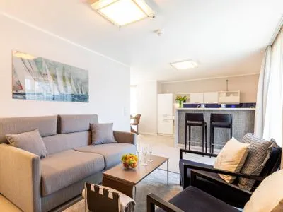 Wohn-/Essbereich: Couchtisch, 2 Sessel, Schlafcouch (150x200), Essbereich, TV FeWo Sonnenschein in PRORA / Indoorpool